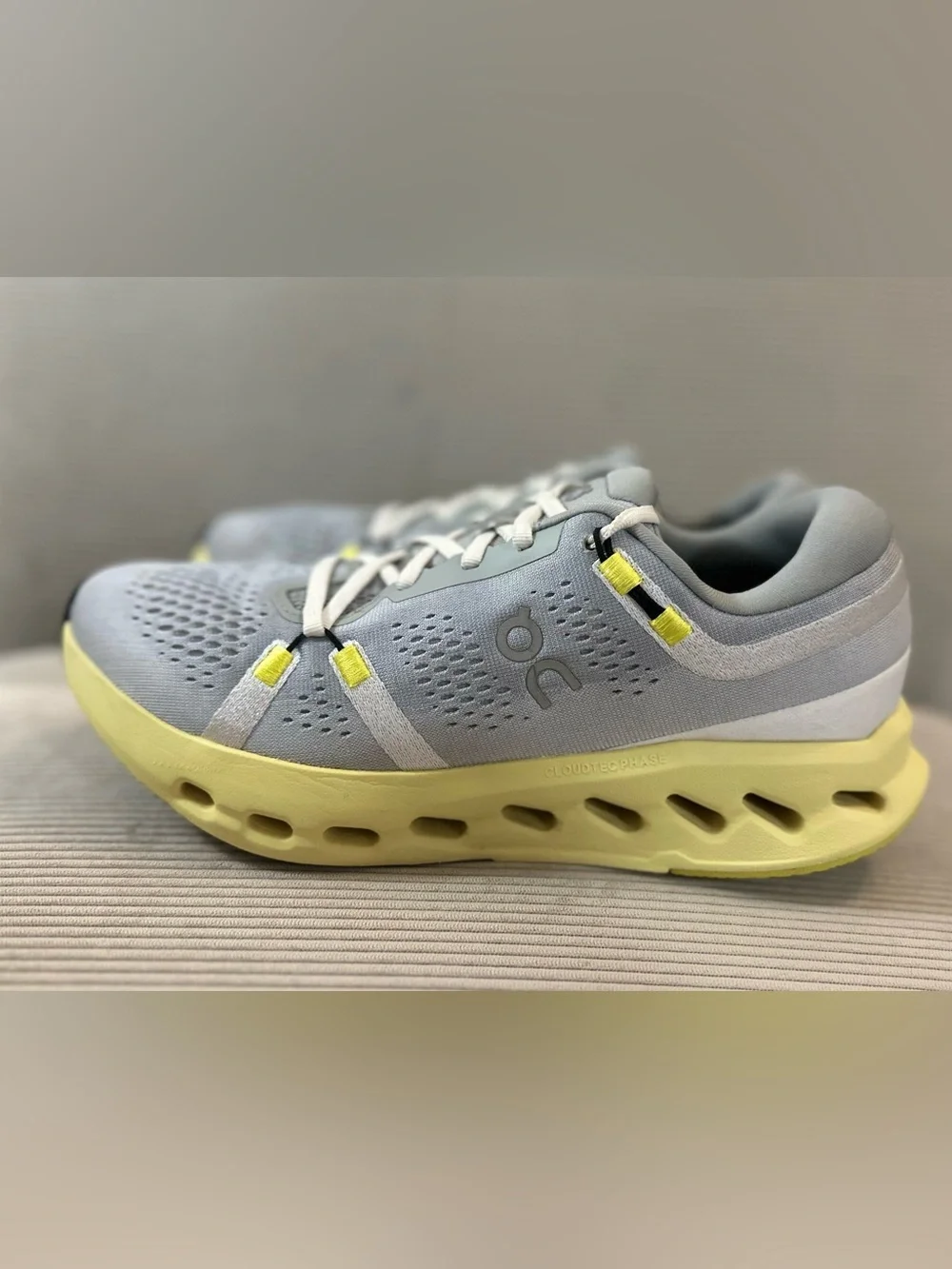 On Running Women's Cloudsurfer 2 - Glacier / Limelight size 10